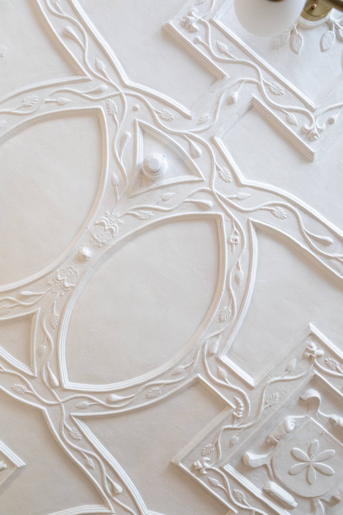 Close-up van het vroeg-17e-eeuwse stucplafond in Poorter Boutique Hotel