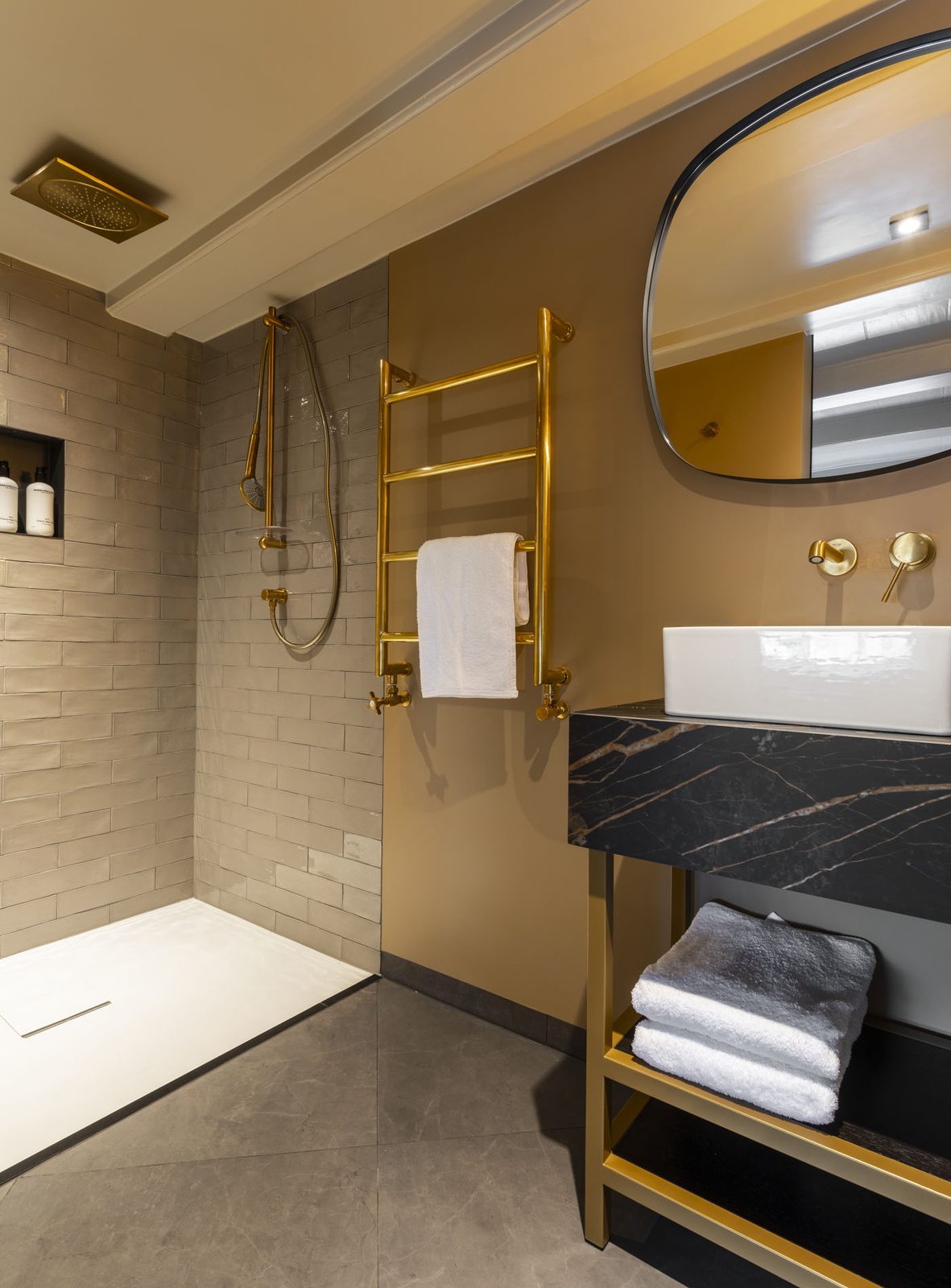 Cozy Room: badkamer met regendouche en messing details