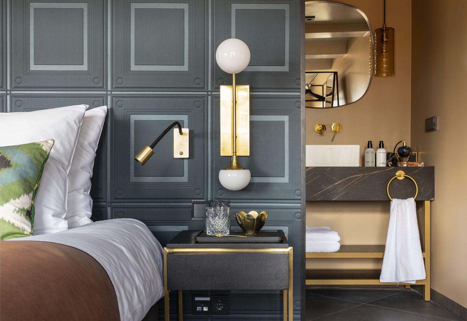 Cozy Room: bed tegen historisch paneelwerk met messing wandlamp