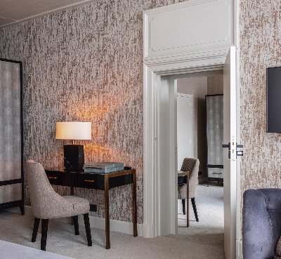 Family Room: bureau met leeslamp en doorkijk naar de tweede kamer