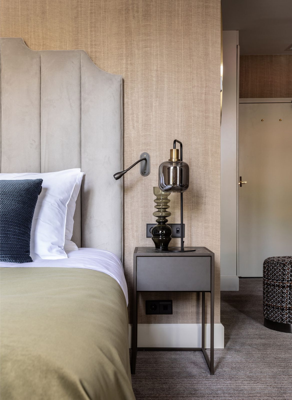 Garden Room: bed met fluwelen hoofdbord en nachtkastje